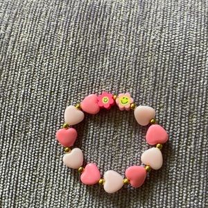 💗hi💗 this is a very cute light pink and dark pink heart and flower bracelet!
